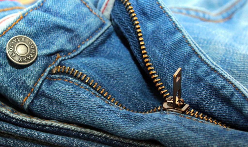 Reißverschluss einer blauen Jeans